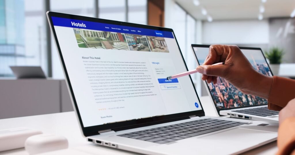 Žena rezervira apartman putem web stranice